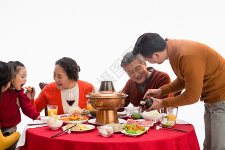 天真东方人三代同堂幸福家庭过年吃团圆饭图片