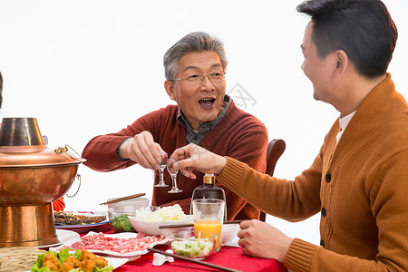 中国新年庆典父子俩吃年夜饭喝酒背景
