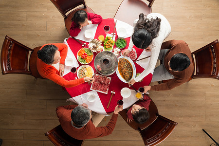 多彩鱼元素传统节日幸福家庭过年吃团圆饭背景