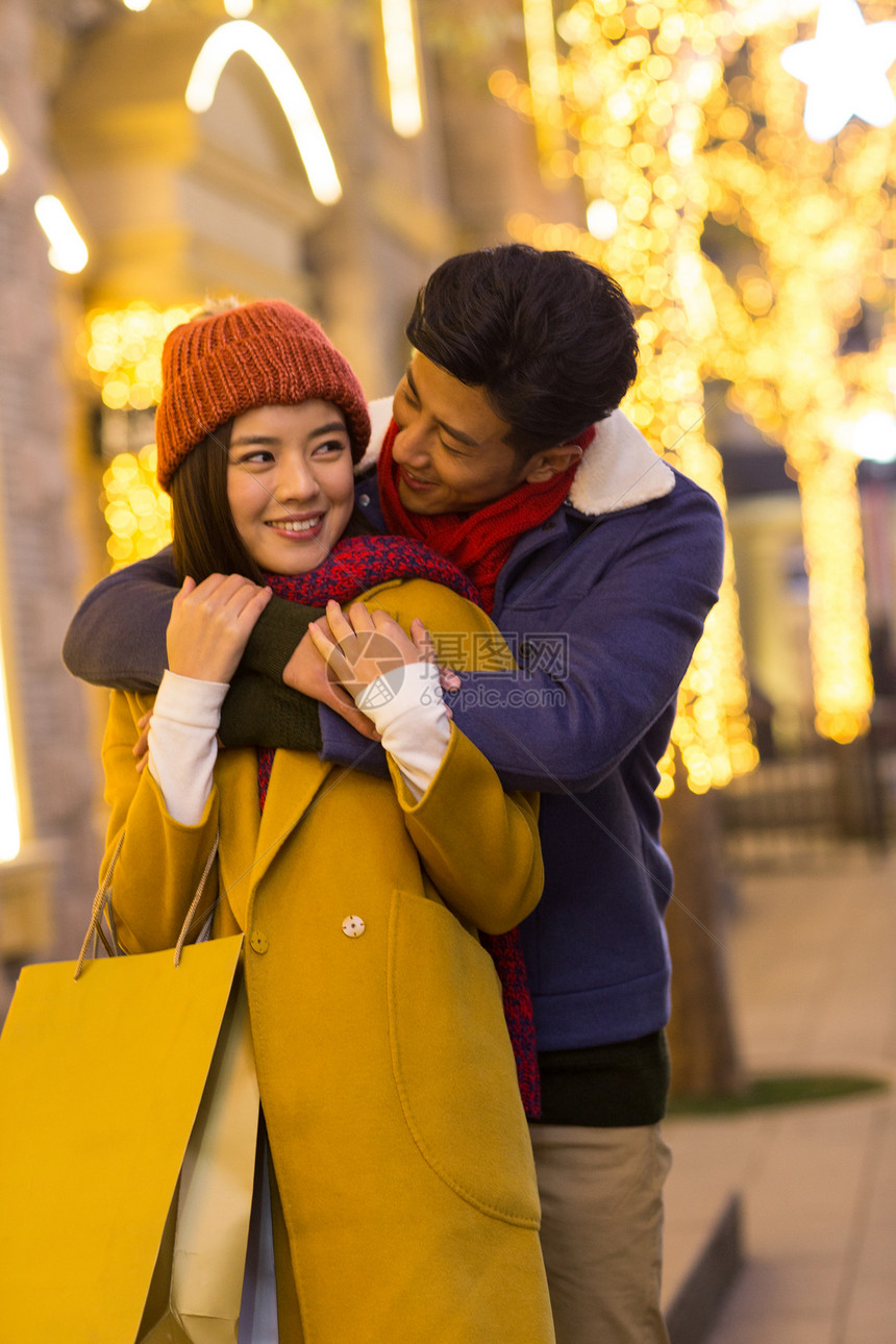 25岁到29岁亚洲人帽子快乐情侣逛街购物图片