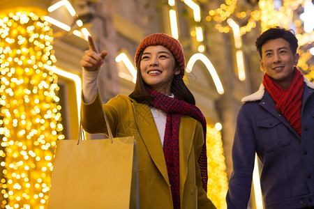 购物中心北京圣诞节青年情侣逛街购物图片