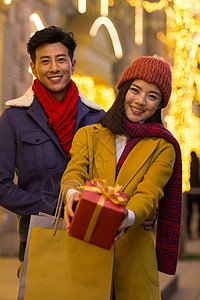 丈夫浪漫购物中心青年情侣拿着礼物高清图片