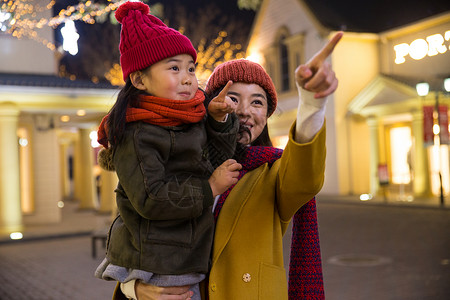 围巾童年都市风光快乐母女高清图片