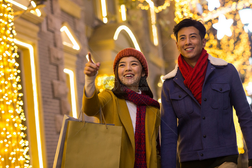 亚洲人圣诞节约会青年情侣逛街购物图片