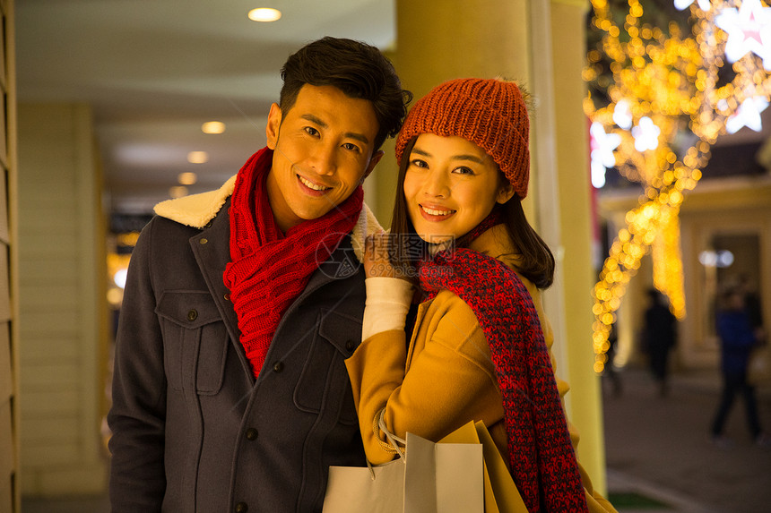 25岁到29岁休闲北京青年情侣逛街购物图片