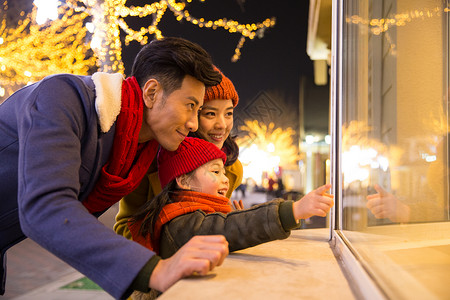 新年橱窗男人购买亚洲人快乐家庭节日购物背景