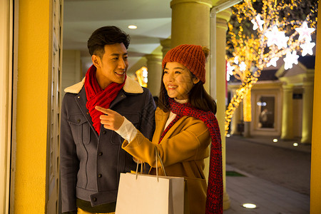 亲密明亮亚洲青年情侣逛街购物图片