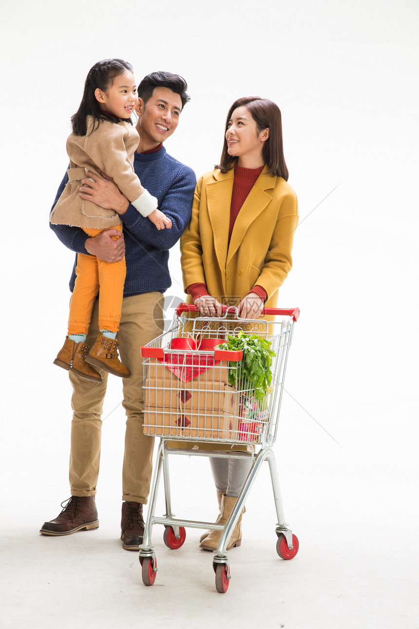成年人青年伴侣购物车快乐家庭购物图片