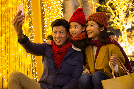 冬天建筑亚洲人快乐家庭拍照高清图片
