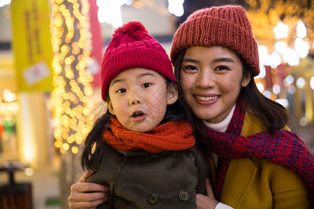 新年前夕活力20多岁快乐母女图片