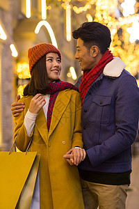 装饰物青年女人两个人快乐情侣逛街购物图片