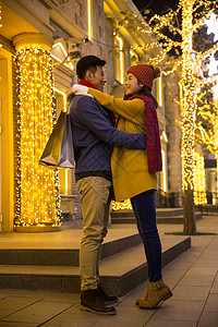 休闲文化亚洲人快乐情侣逛街购物图片