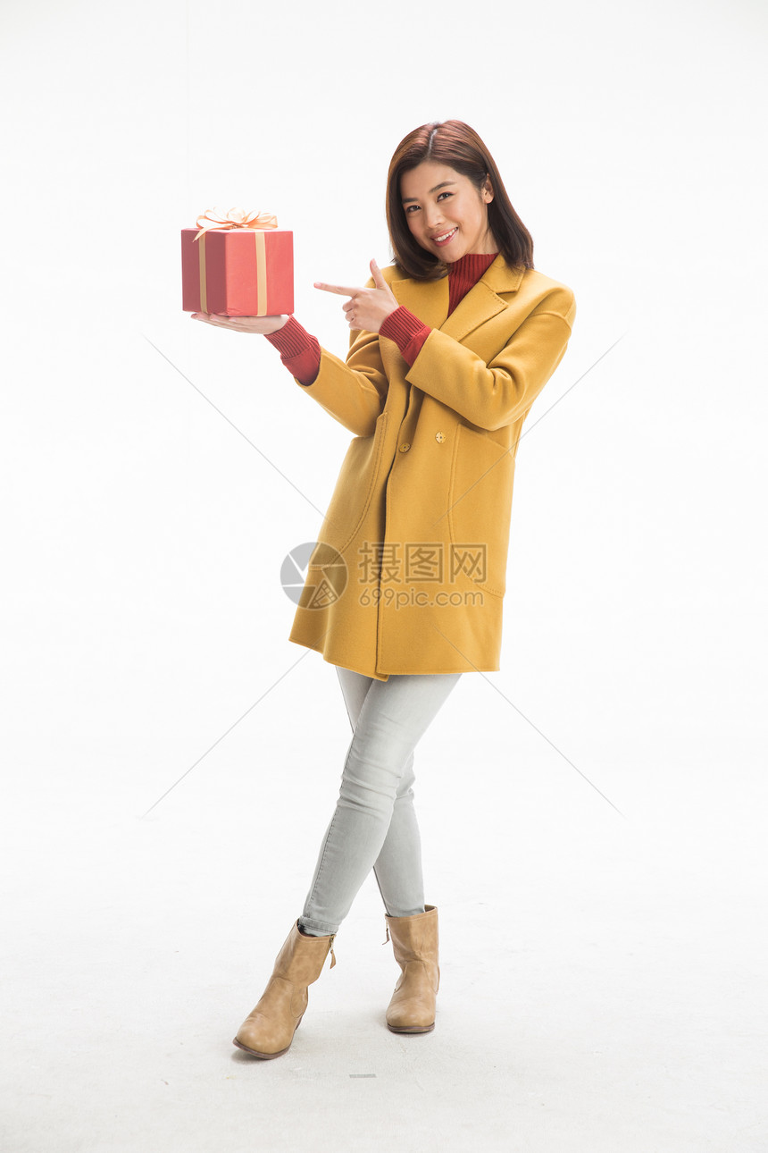 花钱缎带欢乐青年女人拿着礼品盒图片
