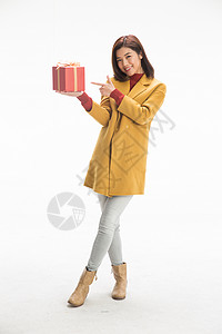 中国传统节日促销花钱缎带欢乐青年女人拿着礼品盒背景