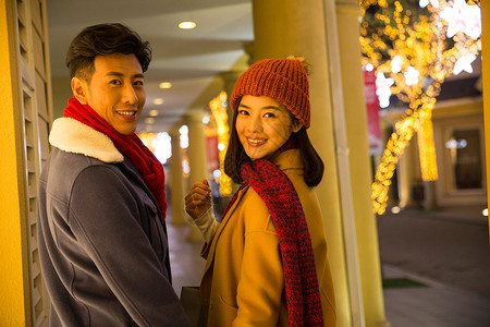 成年人城市生活北京青年情侣逛街购物图片
