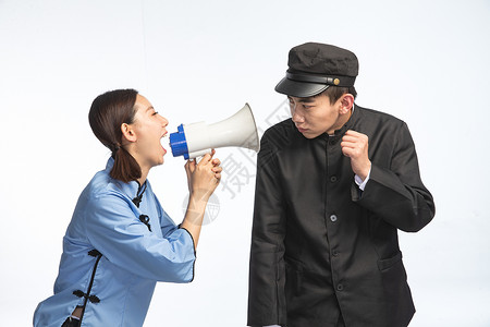 沟通两个人面部表情复古青年男女使用扩音器呼喊图片