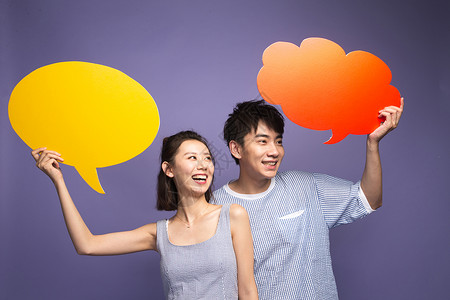 自信幸福亚洲人时尚青年男女拿着对话框图片