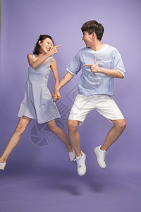 紫色背景背景分离愉悦欢乐的青年情侣图片