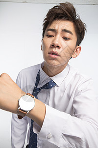 垂直构图亚洲人个戴着腕表的商务青年男人图片