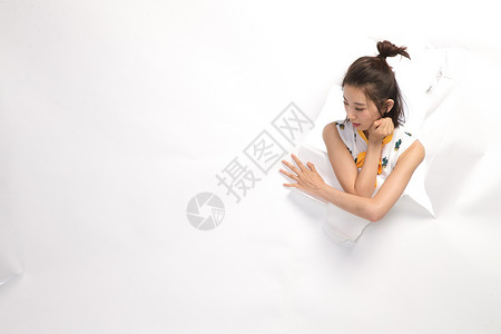 青年人亚洲人乐趣青年女人通过纸洞窥视图片