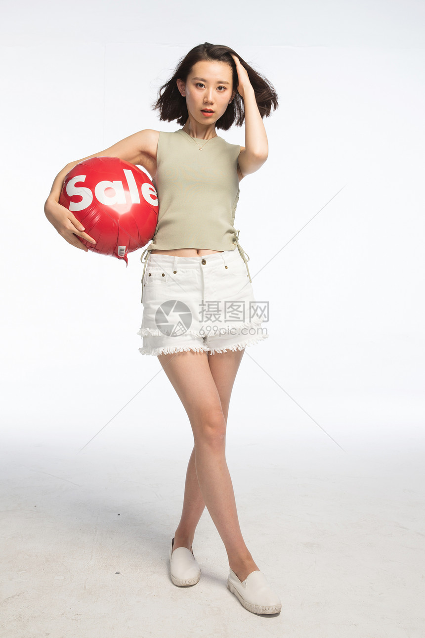 美女青年户内年轻女孩拿着气球图片