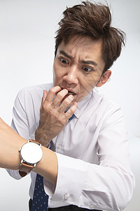 亚洲东方人戴着腕表的商务青年男人图片