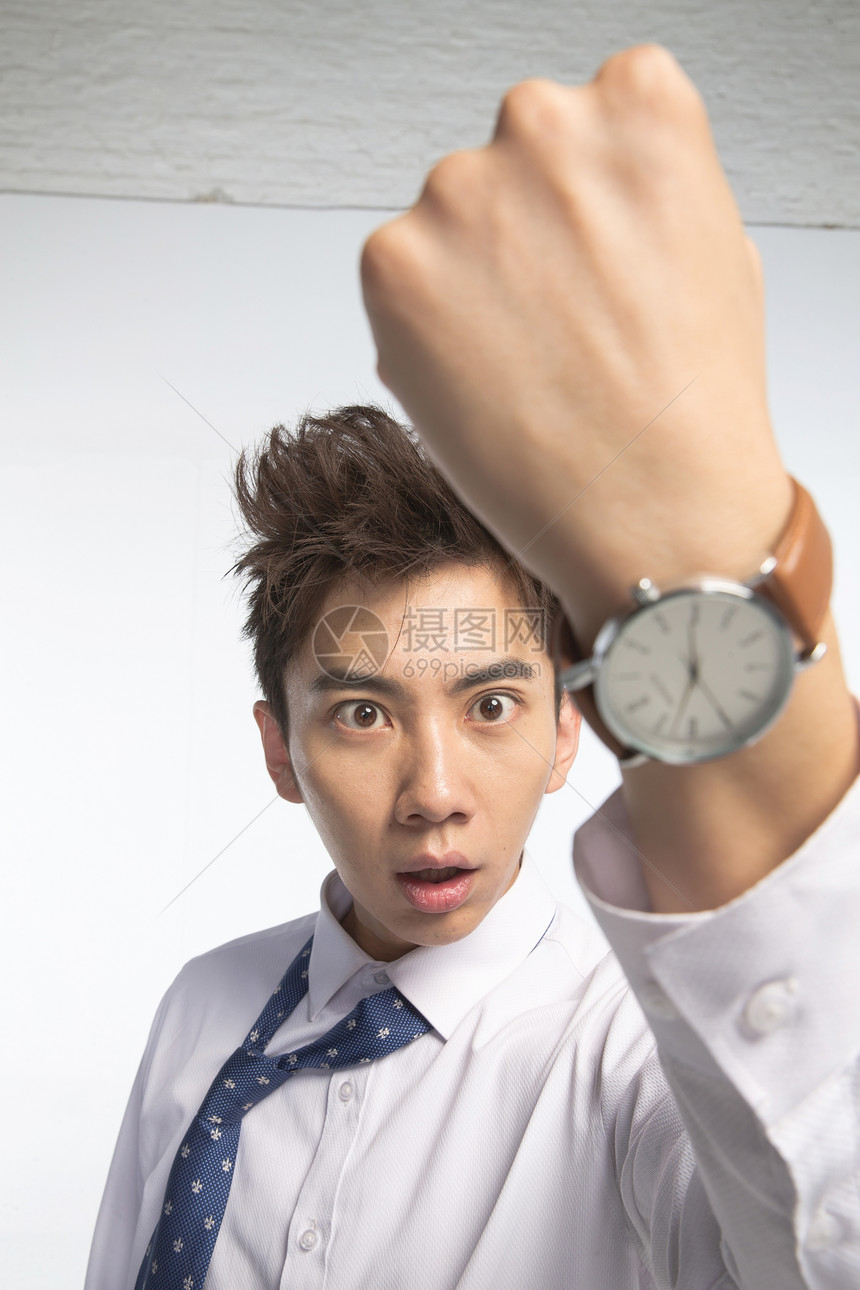 仅一个青年男人活力户内戴着腕表的商务青年男人图片