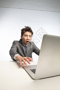 办公室职员亚洲人计算机疲劳的商务青年男人图片
