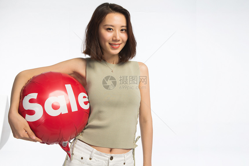 满意乐趣快乐的年轻女孩拿着气球图片