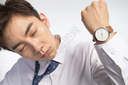 东方人表情人戴着腕表的商务青年男人图片