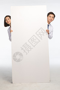 空白的办公室职员广告商务青年男女和白板背景图片