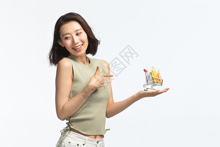 水平构图青春亚洲人青年女人手托着购物车图片