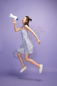 手提式扬声器宣传个年轻女孩拿着话筒高清图片