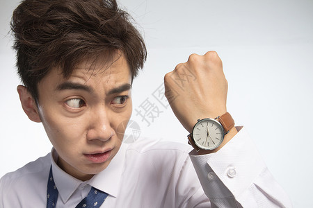 面部扭曲坏消息忧虑戴着腕表的商务青年男人图片