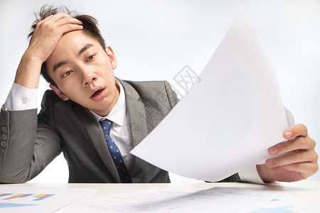 东亚亚洲青年男人筋疲力尽的商务男人图片