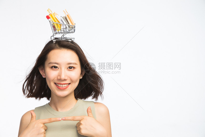 东方人乐趣摄影年轻女孩头顶购物车图片