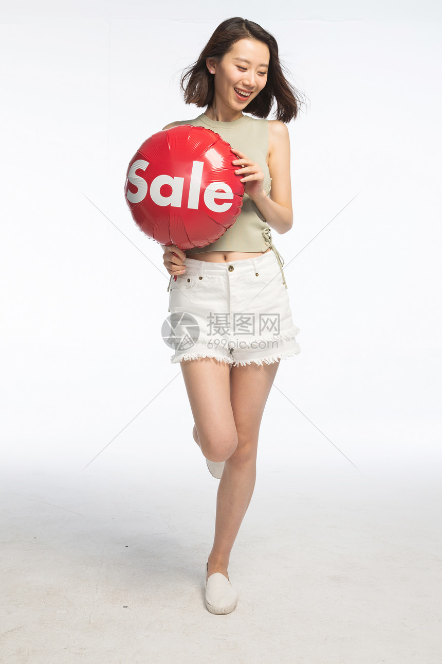 青年女人可爱的快乐年轻女孩拿着气球图片