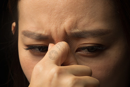 人脸痛苦青年女人的面部特写图片