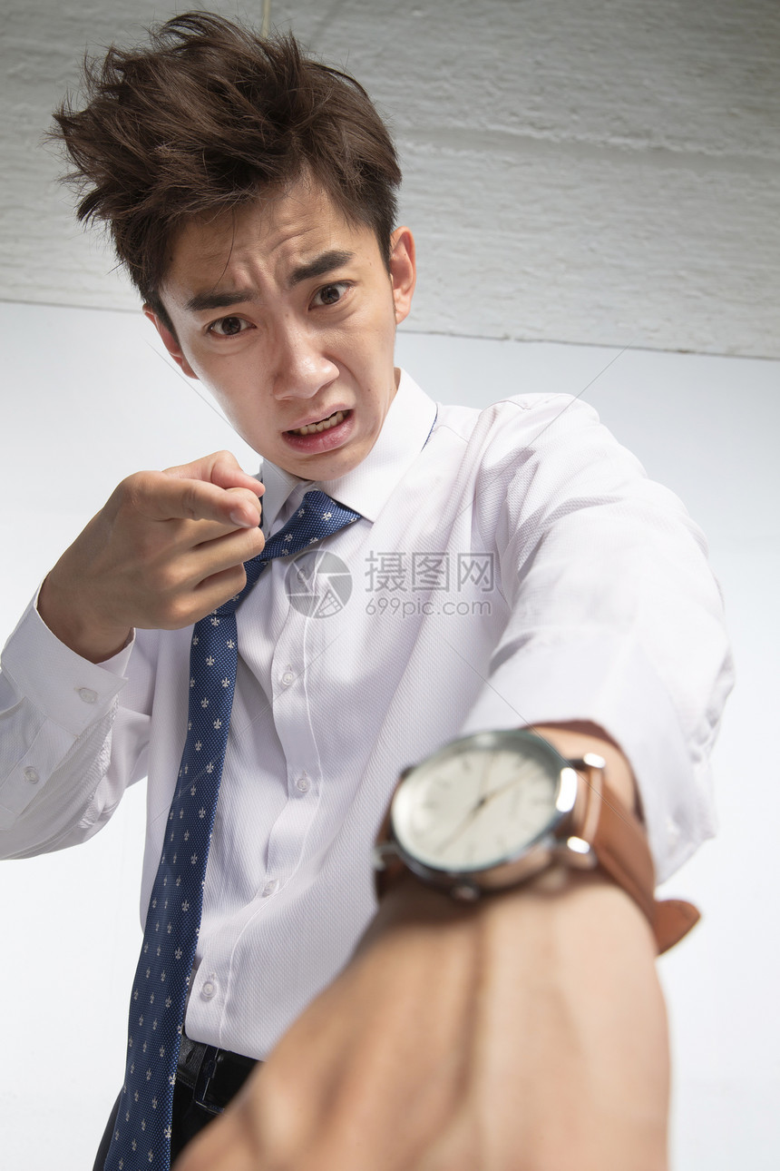 时间亚洲人成年人戴着腕表的商务青年男人图片