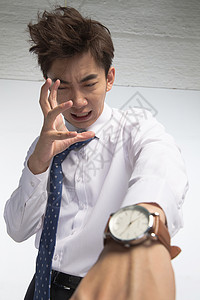 东亚仅一个青年男人挫败戴着腕表的商务青年男人图片