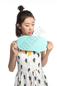 对话气泡框影棚拍摄亚洲青年女人拿着对话框图片