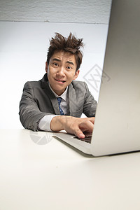 网上冲浪仅一个青年男人亚洲疲劳的商务青年男人图片