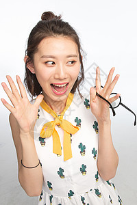 东亚欢乐幸福漂亮的年轻女孩图片
