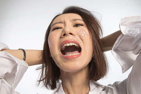 手插入头发哭抓水平构图面部表情痛苦的青年女人背景