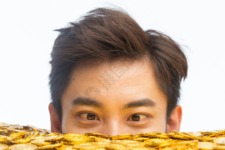 扛着金币的男人成年人欣喜若狂影棚拍摄青年男人和金币背景