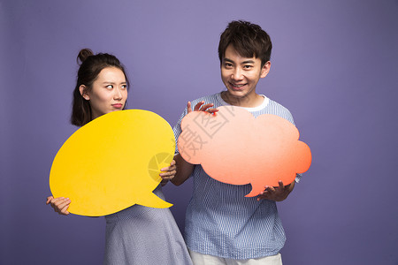 背景分离亚洲人20多岁时尚青年男女拿着对话框图片