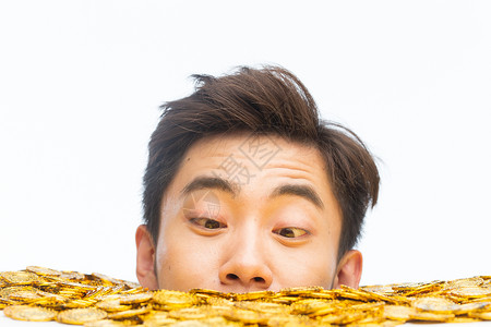 货币财富黄金青年男人和金币图片