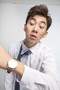 商务人士25岁到29岁筋疲力尽戴着腕表的商务青年男人图片