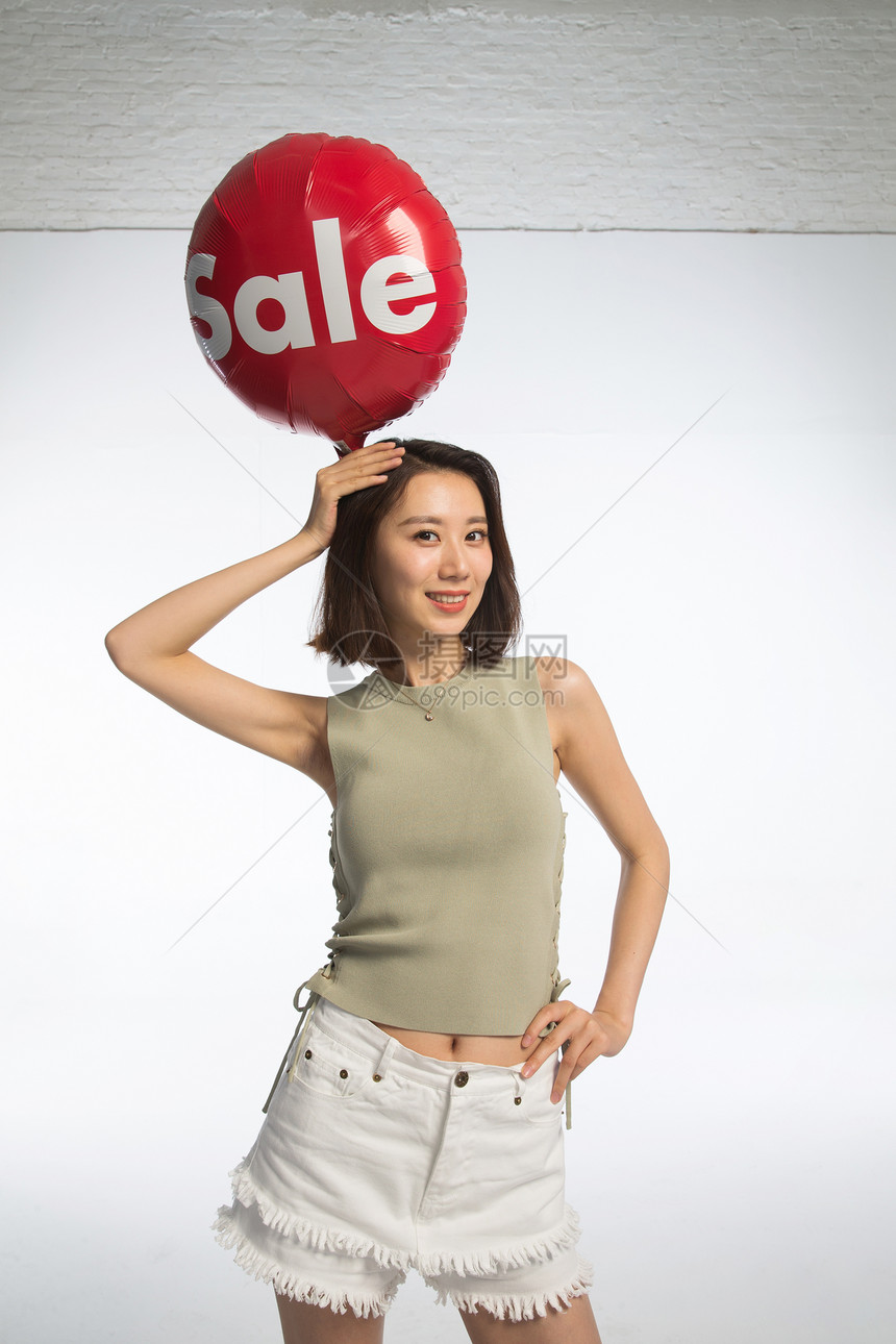 仅一个人美女东亚快乐的年轻女孩拿着气球图片