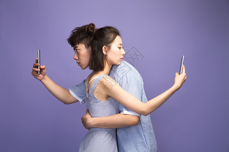 心好塞表情紫色背景表情相伴各自玩手机的青年情侣背景